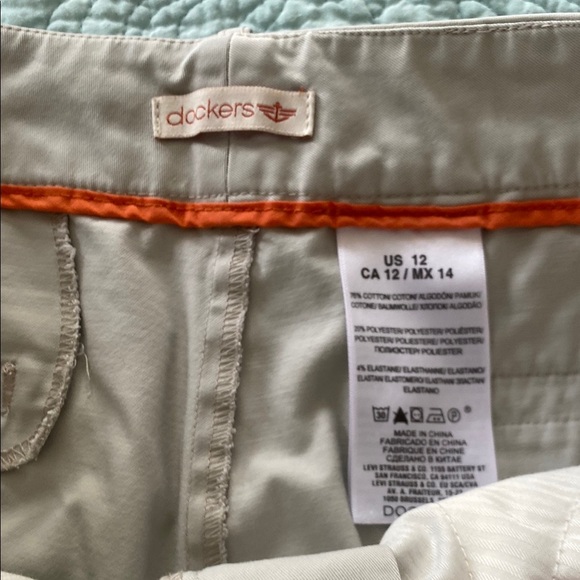 Dockers Tan Bermuda Shorts Relaxed Fit Lightweight - Picture 2 of 3